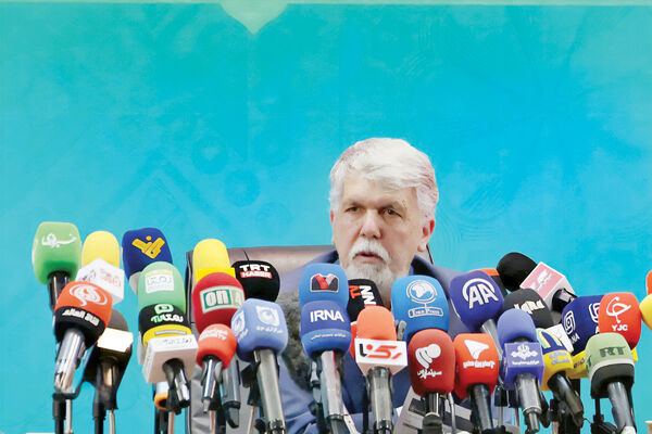 معضل موی تراشیده زن/ وزیر فرهنگ از عملکرد یکساله وزارتخانه و علت تداوم توقیف «قاتل و وحشی» گفت