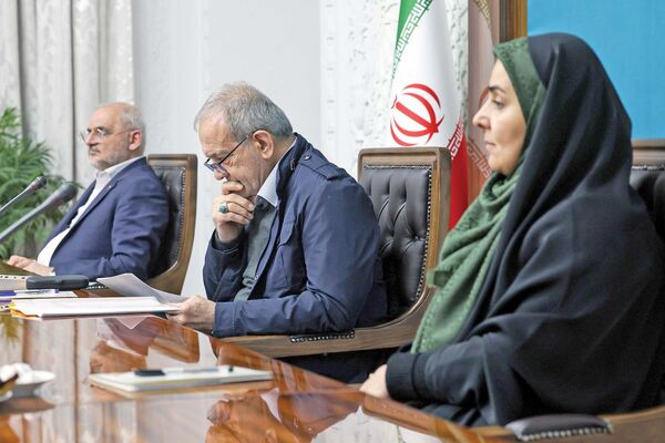 در جلسه پزشکیان با مسئولان وزارت راه مطرح شد: تاکید بر توسعه ناوگان عمومی و کریدورهای ریلی