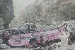سقوط مرگبار اتوبوس در پاکستان