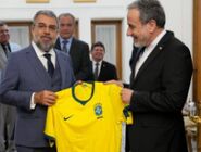 دیپلماسی فوتبالی در تهران؛ پیراهن برزیل و اروگوئه در دستان عراقچی

