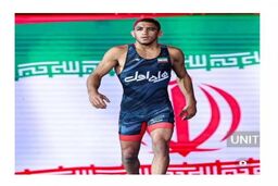ویدئویی از دور افتخار «رحمان عموزاد» با پرچم ایران پس از کسب مدال طلای  کشتی قهرمانی جهان