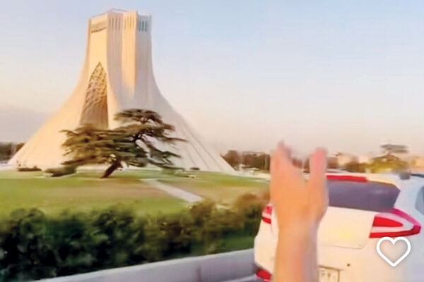 نشد که لب ایران بخندد/درباره عکسی از همایون شجریان و میدان آزادی