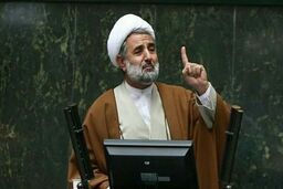 انتقاد نماینده مجلس از جلسات سران قوا: بدون در نظر گرفتن نمایندگان مردم می‌نشینند و تصمیم می‌گیرند