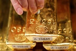 طلای جهانی عقب‌نشینی کرد

