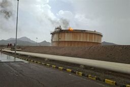 مهار حریق ناشی از صاعقه در انبار نفت زاهدان

