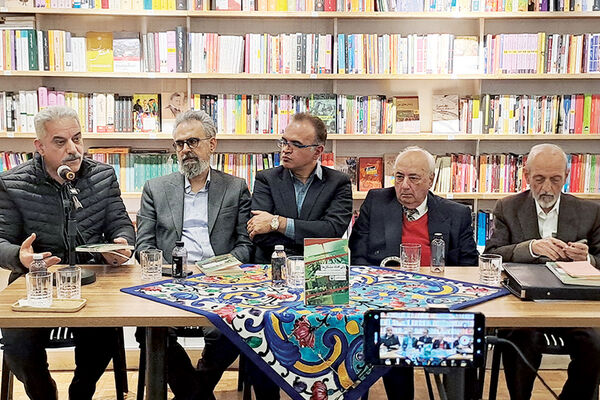 ملی‌شدن نفت افتخار یا اسارت؟گفتارهایی از فریدون مجلسی، محمود کاشانی، داریوش رحمانیان 
و  بهرام پروین‌گنابادی در  نشست بررسی کتاب «ولی افتاد مشکل‌ها»