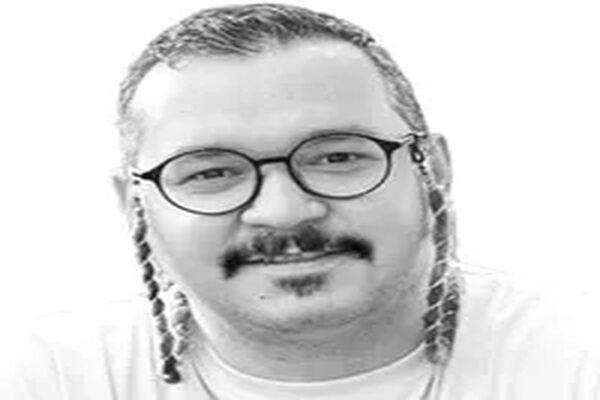 جسم او را در خاک بکارید