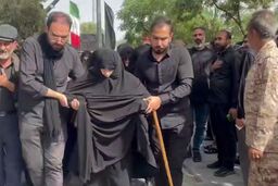  حضور مادر شهیدان باقری در مزار شهدا همراه با تصاویر  