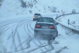 رهاسازی صدها خودرو گرفتار در برف و سیلاب
