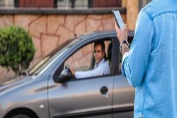 تاثیر بنزین ده هزار تومانی بر هزینه‌ها؛ کرایه‌ تاکسی‌های اینترنتی بیشتر می‌شود؟