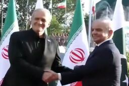استقبال رسمی نخست‌وزیر پاکستان از پزشکیان در اسلام‌آباد