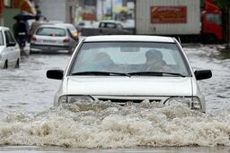 تصاویری از آب‌گرفتگی معابر و منازل در بندرانزلی 