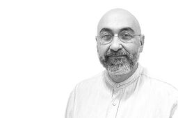نقد یا مدیحه‌گویی؟