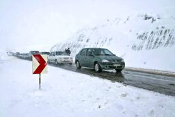 محورهای چالوس و هراز سفیدپوش شدند؛ تردد در اغلب مسیرها روان است
