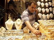 افزایش قیمت طلا و سکه در بازار تهران با وجود ریزش جهانی؛ اثرگذاری نرخ ارز بر بازار