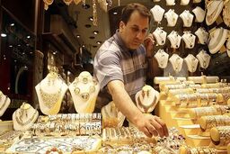 افزایش قیمت طلا و سکه در بازار تهران با وجود ریزش جهانی؛ اثرگذاری نرخ ارز بر بازار
