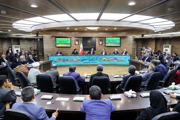پزشکیان در سفر به آذربایجان غربی خبر داد: اجرای برنامه جامع احیای دریاچه ارومیه